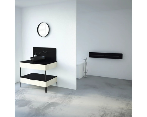 Modernes Badezimmer mit Waschtisch, Spiegel und Badewanne