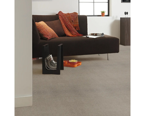 Wohnzimmer mit Sofa, Zeitungsständer und Bodenbelag