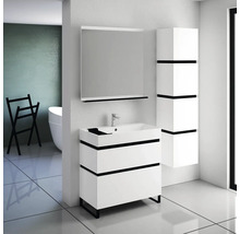 Badezimmer mit Waschtischunterschrank, Spiegel, Waschbecken, Armatur und Hochschrank