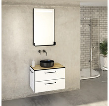 Modernes Badezimmer mit Waschbecken, Unterschrank, Spiegel und Dusche.
