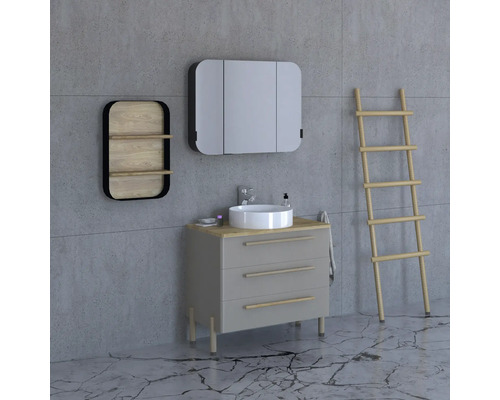 Badezimmer mit Waschtisch, Spiegel, Regal und Leiter