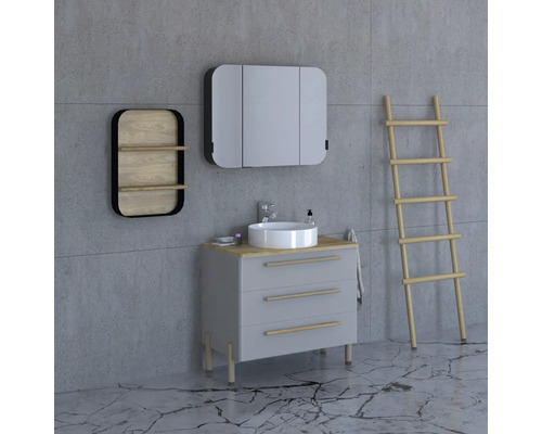 Badezimmer mit Waschtischunterschrank, Spiegelschrank, Regal und Leiter