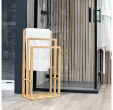 Badezimmer Szene mit Handtuchständer aus Holz und weißen Handtüchern