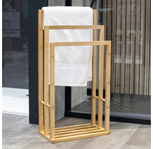 Freistehender Handtuchhalter aus Bambus mit Handtüchern im Badezimmer