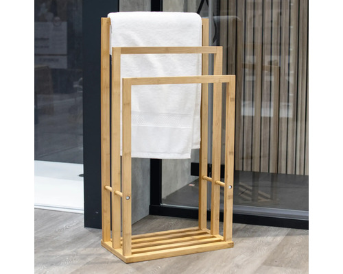 Freistehender Handtuchhalter aus Bambus mit Handtüchern im Badezimmer