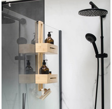 Badezimmeransicht mit Duschkopf und Duschregal zur Aufbewahrung von Badutensilien