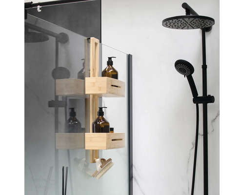 Badezimmeransicht mit Duschkopf und Duschregal zur Aufbewahrung von Badutensilien