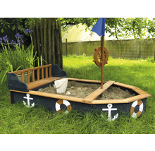 Sandkasten in Bootsform mit Anker und Rettungsring im Garten