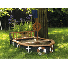 Sandkasten in Bootsform mit Steuerrad, Flagge und maritimen Dekorationen im Garten