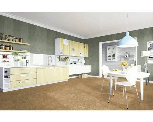 Helle, geräumige Küche mit Esstisch und Stühlen