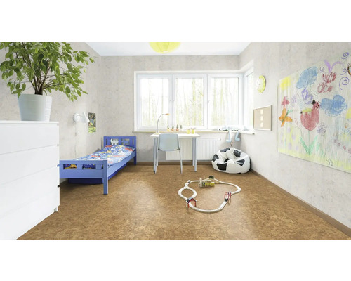 Helles Kinderzimmer mit Bett, Schreibtisch, Stuhl und Korkboden.