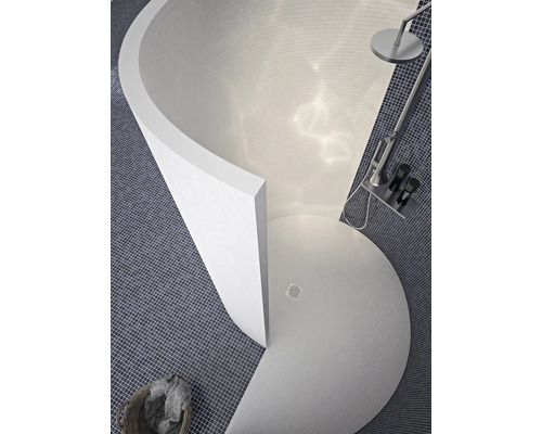 Badezimmer mit ebenerdiger Dusche, Duschkopf und Mosaikfliesen