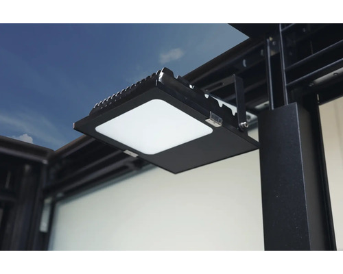 Quadratischer LED Strahler zur Montage an einer Deckenkonstruktion.