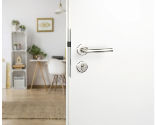 Geöffnete weiße Innentür mit Edelstahl-Drückergarnitur