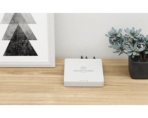 Smart Home Zentrale auf einem Tisch mit Dekoration