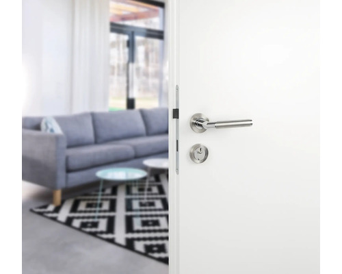 Geöffnete weiße Innentür mit Beschlägen vor Wohnraum