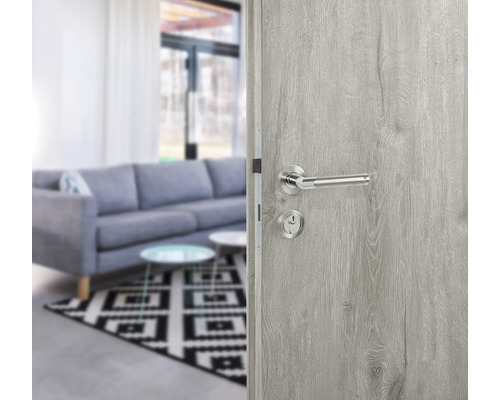 Zimmertür aus Holz mit Türgriff im Wohnzimmer