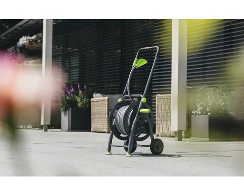 Schlauchtrommelwagen mit Schlauch auf einer Terrasse