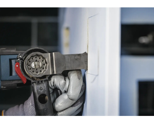 Multifunktionswerkzeug im Einsatz beim Schneiden eines Materials