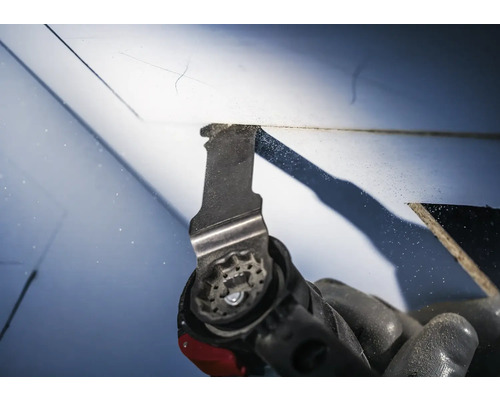 Oszillierendes Werkzeug schneidet Material