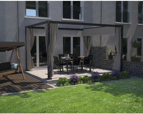 Terrasse mit Pergola, Vorhängen, Gartenmöbeln und Gabionenmauer