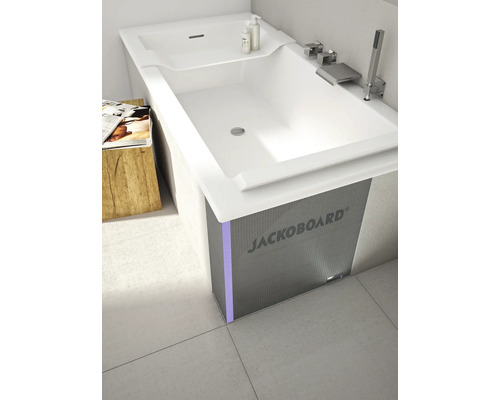 Eingebaute Badewanne mit Jackoboard Verkleidung in einem Badezimmer