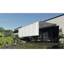 Terrasse mit Markise und Seitenschutz für Privatsphäre und Sonnenschutz.