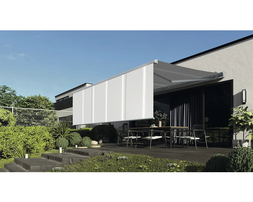 Terrasse mit Markise und Seitenschutz für Privatsphäre und Sonnenschutz.