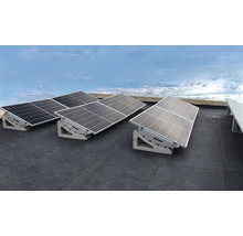 Mehrere Solarmodule sind auf einem Flachdach montiert.