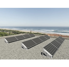Drei Solarmodule auf einem Dach in Küstennähe