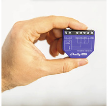 Eine Hand hält einen Shelly Gen3 Smart Home Schalter.