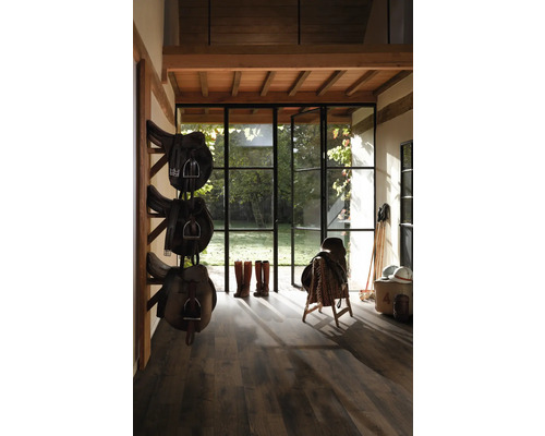 Innenraum mit Sattel, Stiefeln und Holzboden