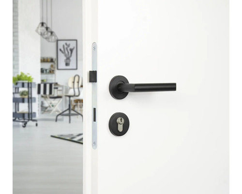 Schwarze Türklinke mit Schloss an einer Tür