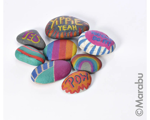 Bemalte Steine mit verschiedenen Mustern und Aufschriften.