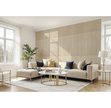 Helles Wohnzimmer mit Ecksofa, Couchtisch und Wandpaneelen