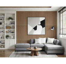 Wohnzimmer mit grauer Eckcouch, Holztisch, Kunstwerk und Bücherregal