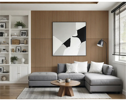 Wohnzimmer mit grauer Eckcouch, Holztisch, Kunstwerk und Bücherregal