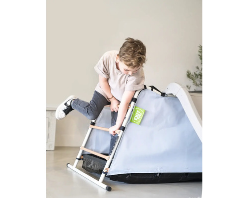 Junge klettert auf ein EXIT Toys Spielgerät mit Rutsche und Leiter