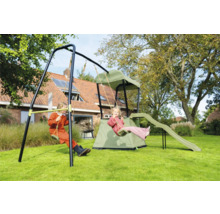 Spielplatz im Garten mit Schaukel, Zelt und Rutsche