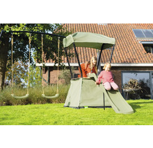 Spielplatz mit Schaukel und Rutsche im Garten