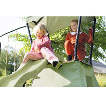 Zwei Kinder spielen auf einem Spielturm mit Rutsche im Garten.