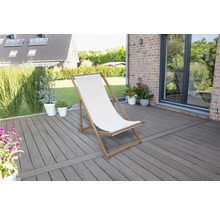 Holzdeck mit Gartenliege und Dekorationselementen im Außenbereich