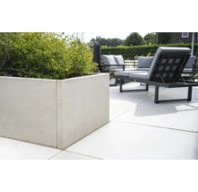 Beton Pflanzkasten mit Pflanzen auf einer Terrasse mit Gartenmöbeln
