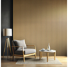 Wohnzimmer mit Akustikpaneelen an der Wand, Sessel, Stehlampe und Tisch