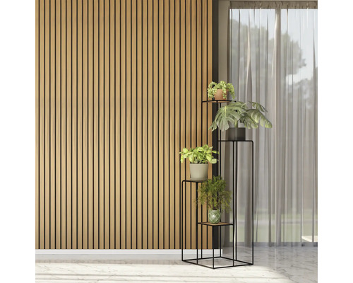 Innenraum mit Holzpaneelwand und Pflanzenständer