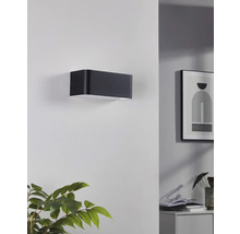 Schwarze rechteckige Wandleuchte an einer Wand montiert