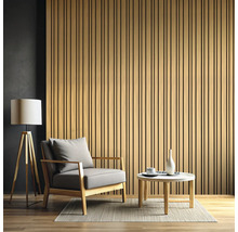 Wohnzimmer mit Akustikpaneelen an der Wand, Sessel, Beistelltisch und Stehlampe.