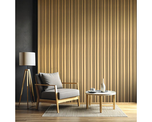 Wohnzimmer mit Akustikpaneelen an der Wand, Sessel, Beistelltisch und Stehlampe.