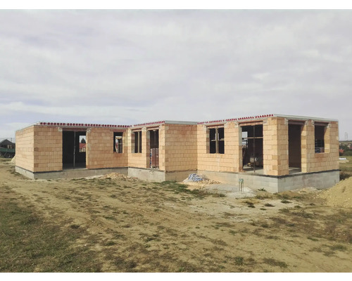 Rohbau eines Hauses mit Fenster- und Türöffnungen aus Ziegelsteinen