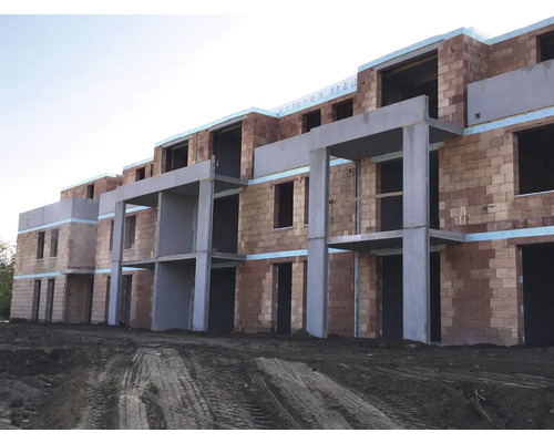 Rohbau eines Mehrfamilienhauses mit Ziegelmauerwerk und Betonstruktur